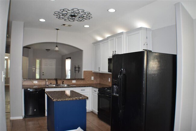 Building Photo - 2602 Lexington Park Dr