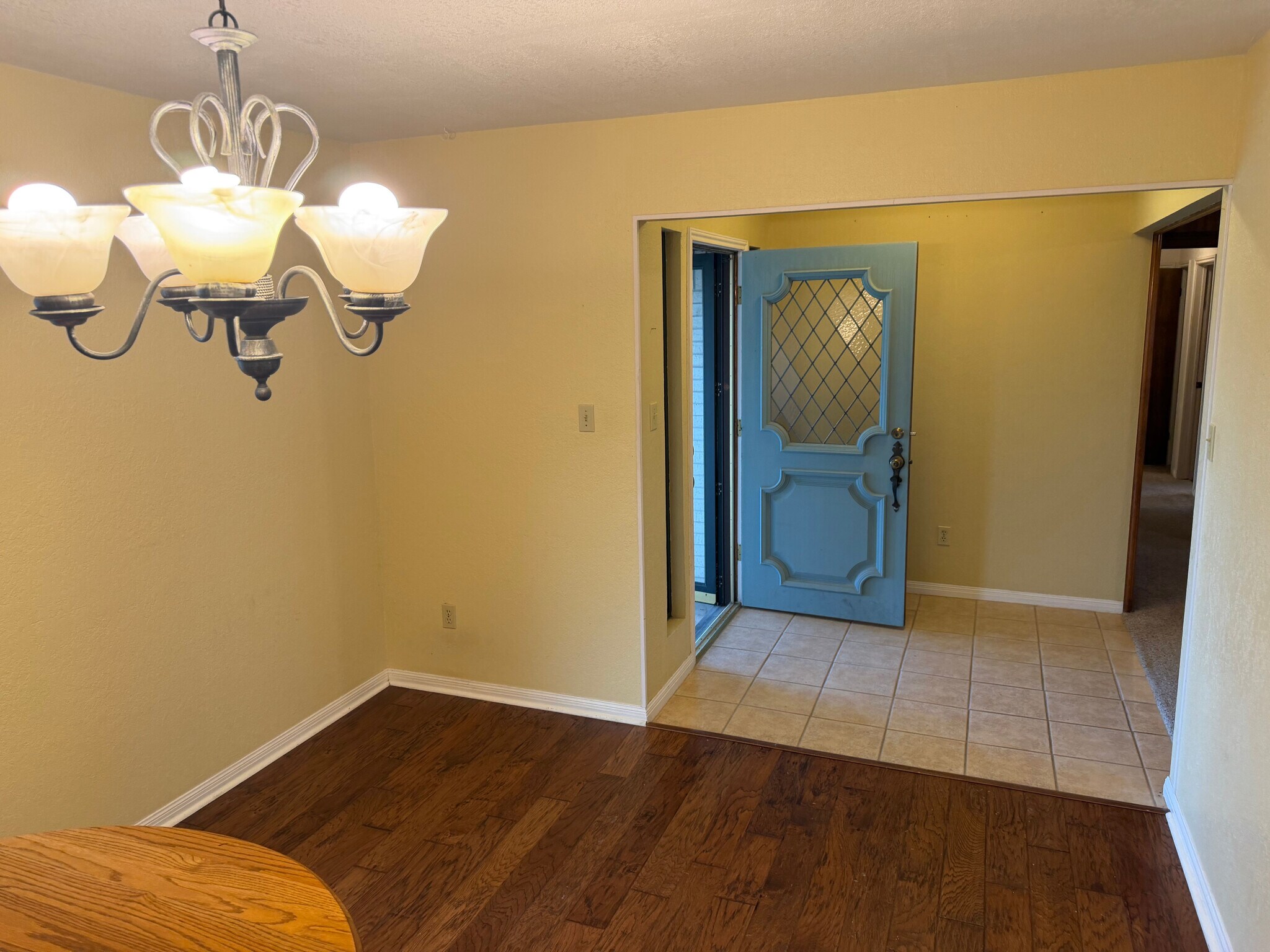 Building Photo - Room in House on Magic Hill Dr