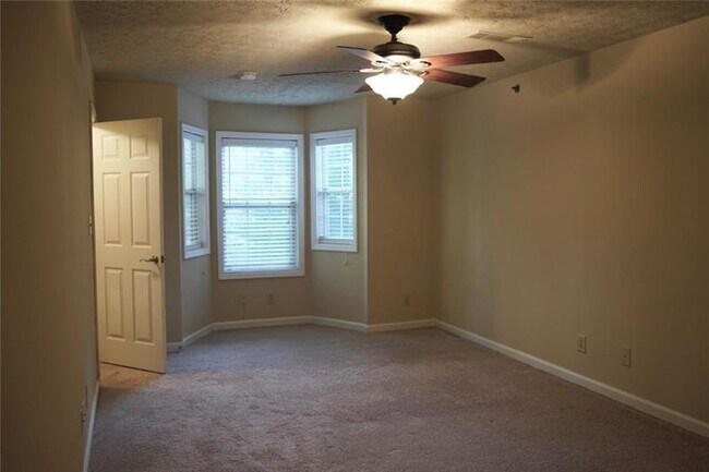 Building Photo - 4001 Riverlook Pkwy SE