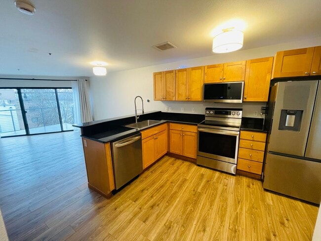 Building Photo - Top Floor 1bdrm Condo with River Views and Private Deck | Most Utilities & Parking Included!