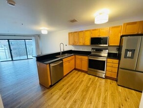 Building Photo - Top Floor 1bdrm Condo with River Views and Private Deck | FREE reserved parking Included!