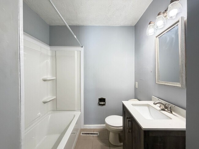 Building Photo - 206 Kenoak Dr