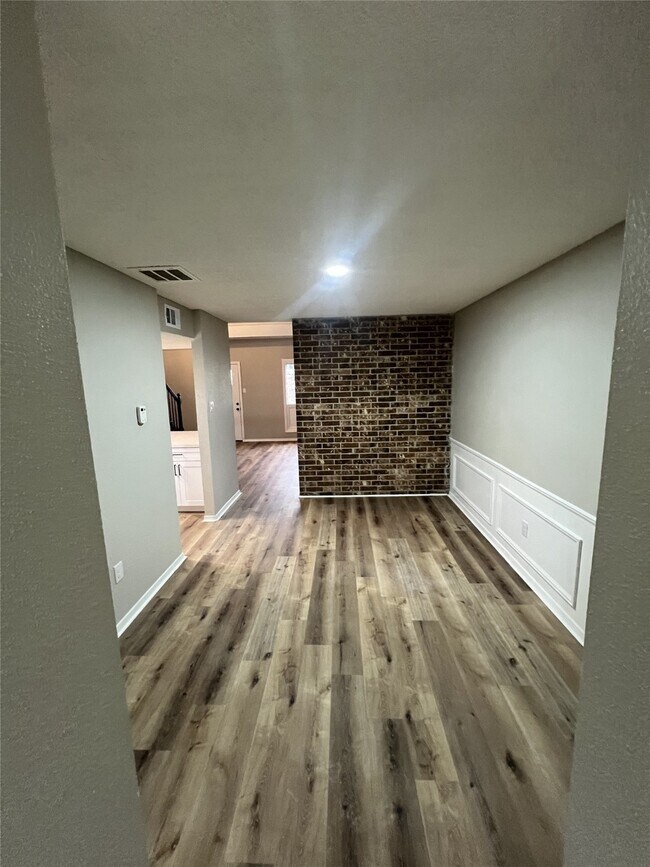 Building Photo - 1310 Town Cir