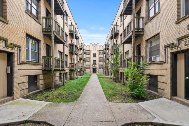 Interior Photo - 4230-38 Michigan