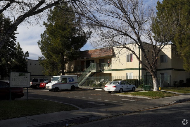 Building Photo - Pine Tree Apartments