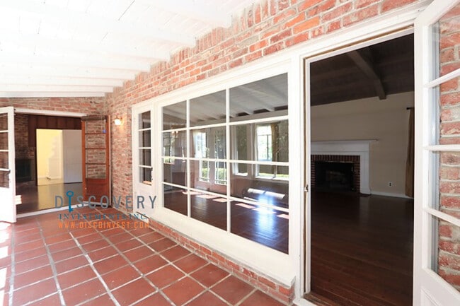 Building Photo - Oakmore Ranch Style Home