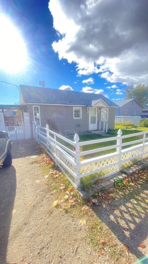 Building Photo - Cozy Home