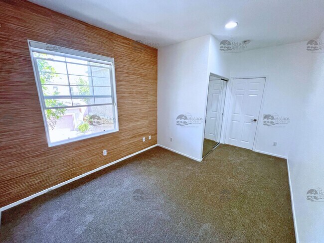 Building Photo - End unit 4 Bedroom House Available Now in ...