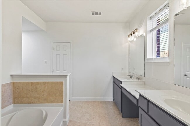 Building Photo - 4424 Overbrook Dr