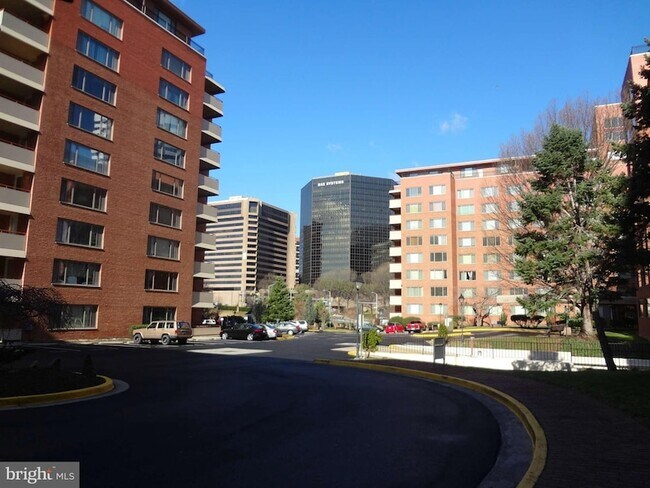 Building Photo - 1021 Arlington Blvd