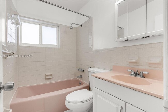 Building Photo - 310 SW 76th Ct