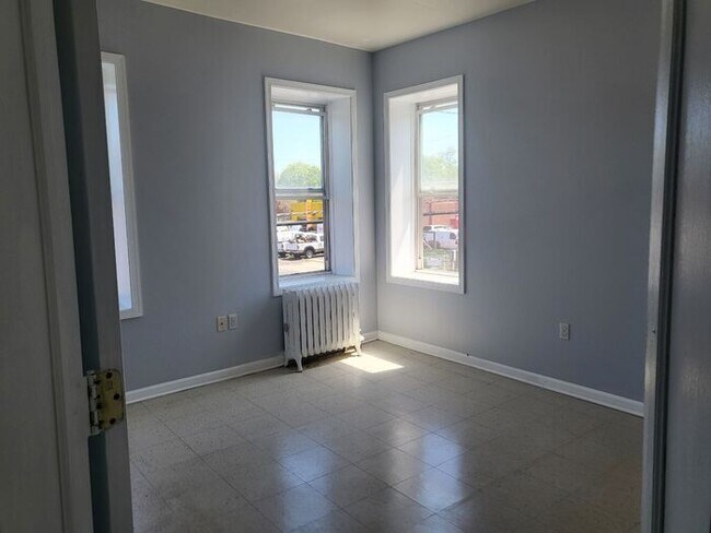 Building Photo - 3 Bedroom Apartment w Free Heat