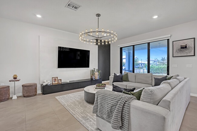 Building Photo - 4740 Chantilly Rd