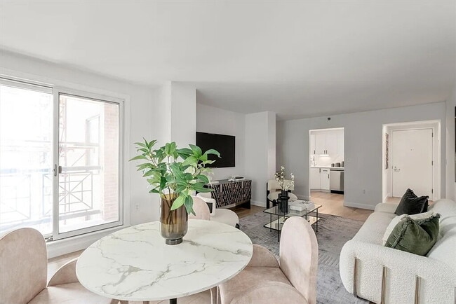 Building Photo - Sunny large 1 bedroom 1 bath condo