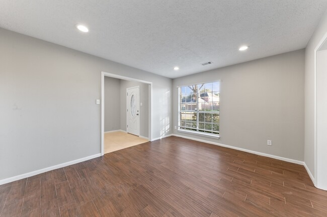 Building Photo - 802 Foxglove Dr