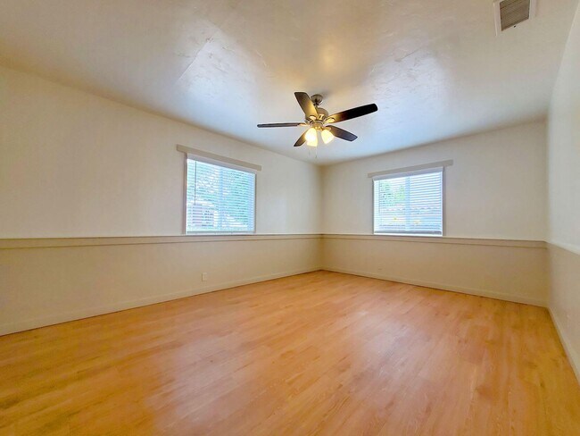 Building Photo - Mollison Duplex