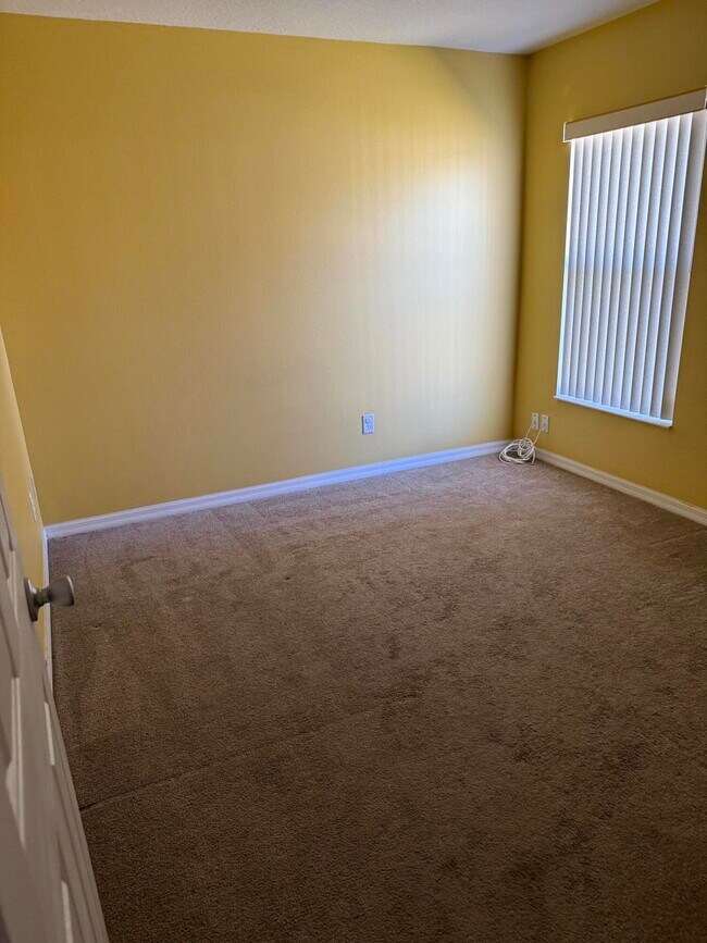 Building Photo - 5824 NW Zenith Dr