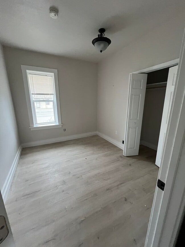 Building Photo - W Main St