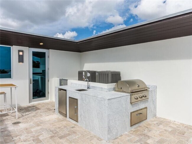 Building Photo - 240 Shore Ct