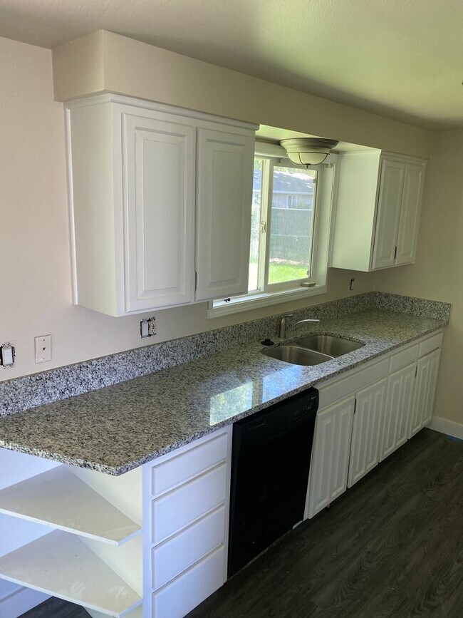 Building Photo - 4 Bedroom, 2 Bathroom House with Large Fen...