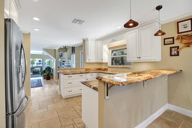 Building Photo - 683 Pelican Way