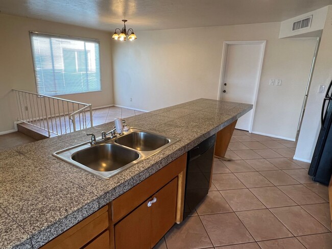 Building Photo - Tempe 3 Bed, 2 Bath - Pool and Single Story