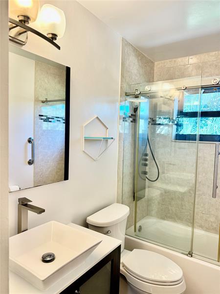 Building Photo - 905 NE 28th St