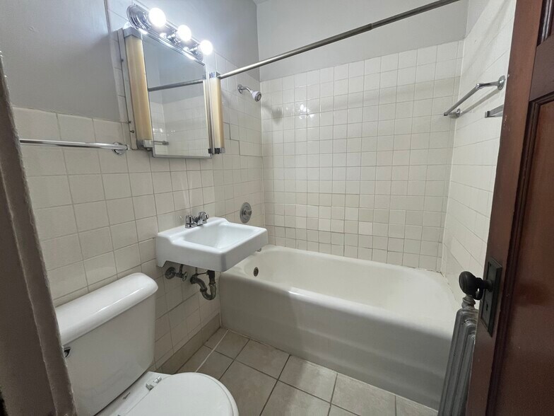Building Photo - 5215 S Lake Dr