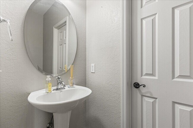 Building Photo - 410 Ashbury Cir