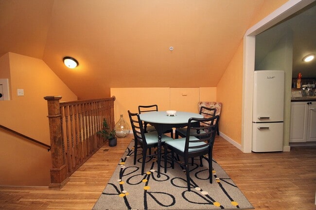 Building Photo - 4033 SE Hawthorne Blvd