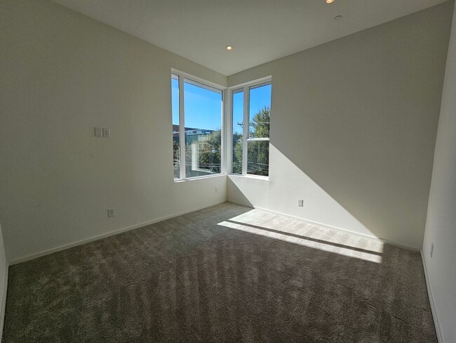 Building Photo - Minutes from Downtown, Uptown, Henderson, ...