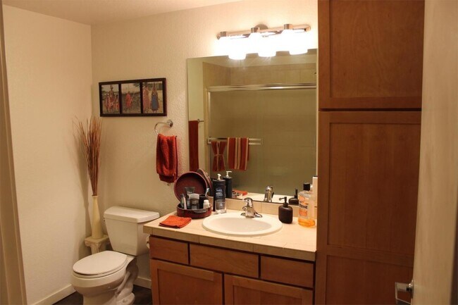 Building Photo - Fall 2026 Pre-Lease. Updated 1 Bedroom Con...