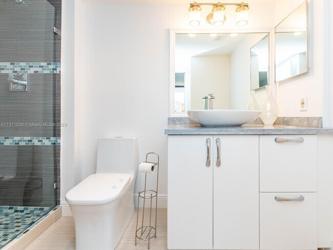 Building Photo - 3701 N Country Club Dr