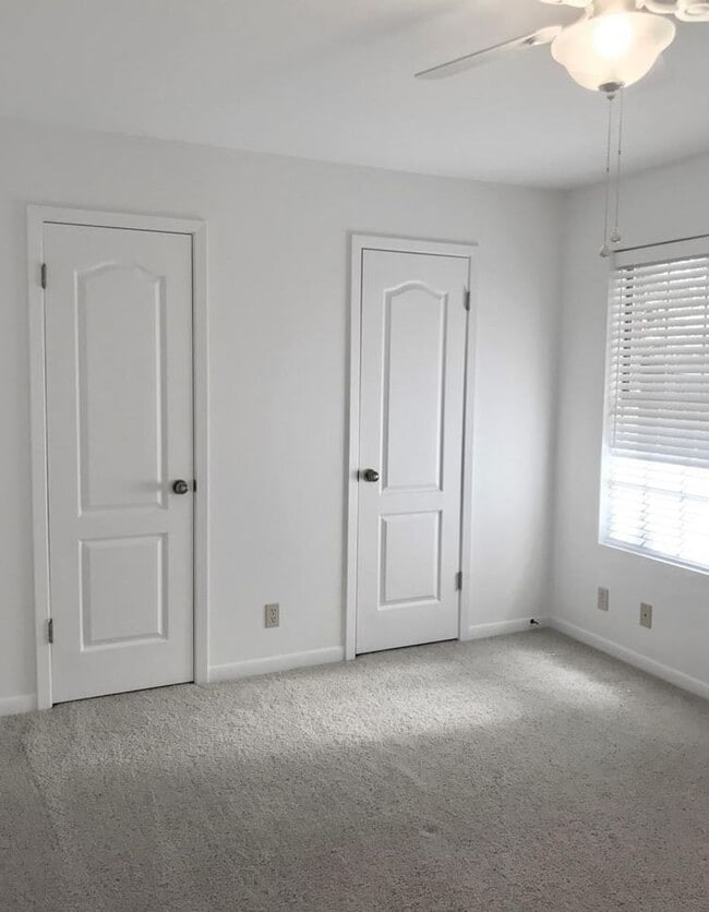 Building Photo - FOR LEASE!!