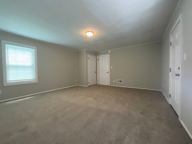 Building Photo - NOW OFFERING HALF OFF FIRST FULL MONTH IF ...