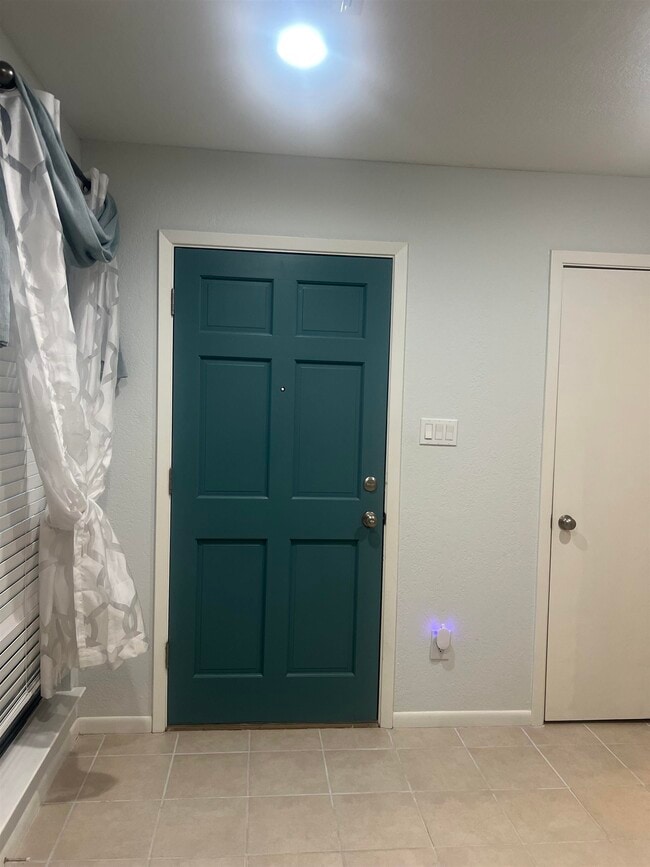 Building Photo - 307 Crestview