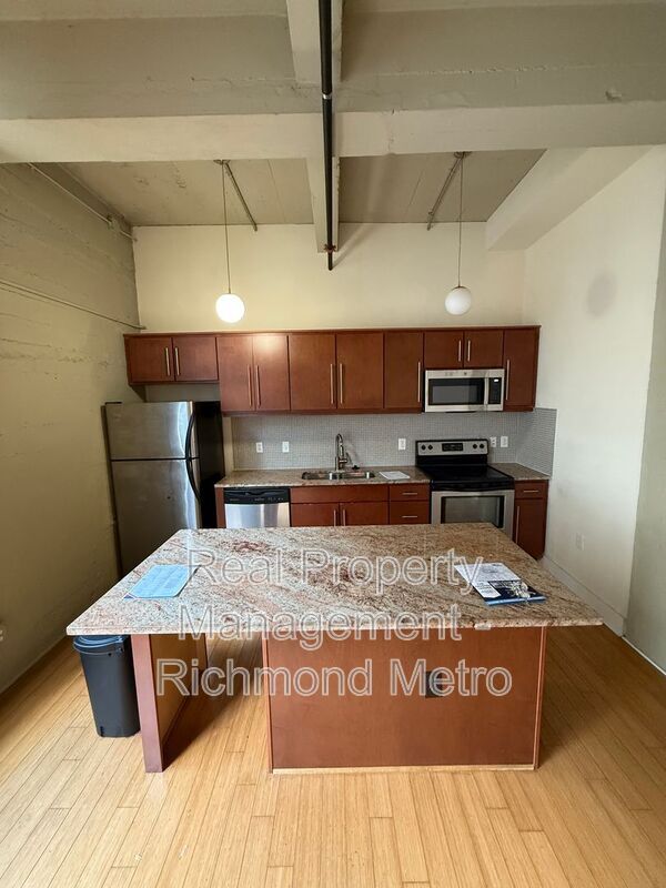 Building Photo - 815 Perry St
