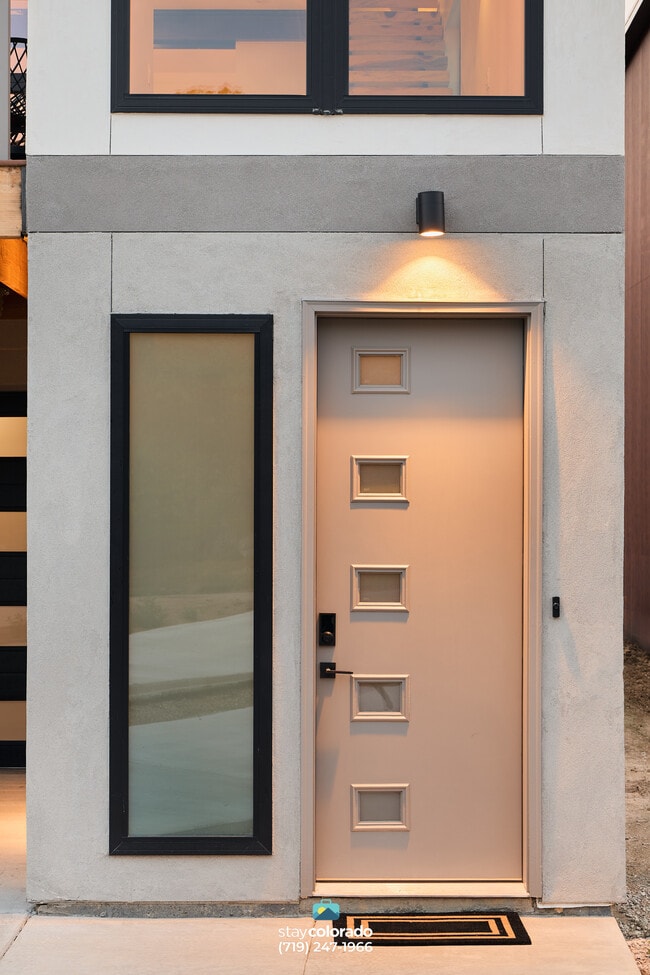 Glenn St - Entrance - 2248 Glenn St