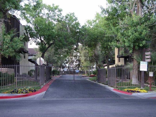 Building Photo - 700 Fernwood Ln