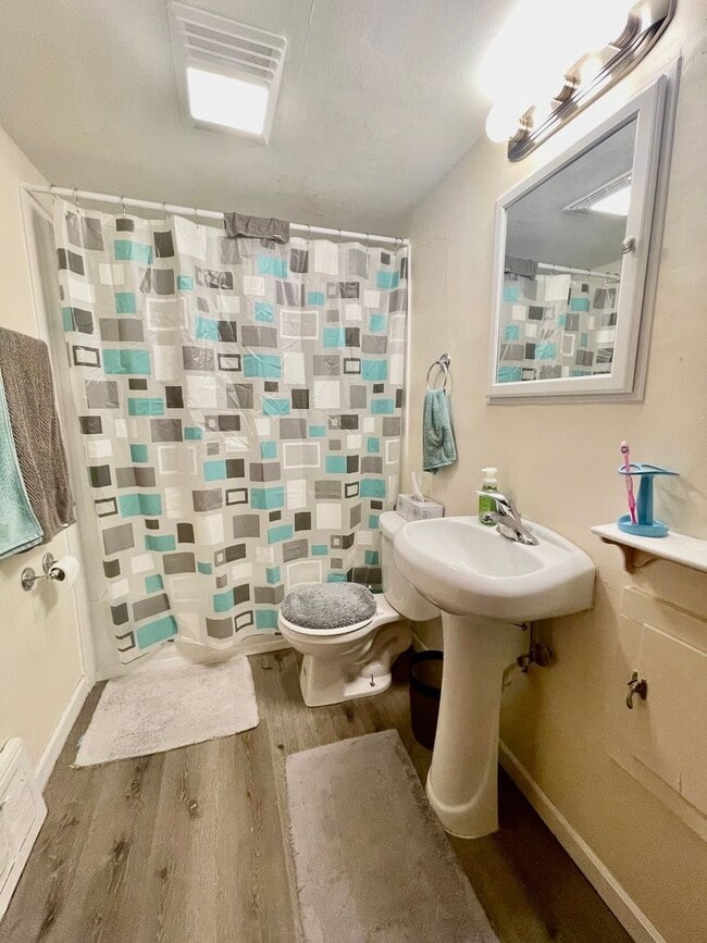 Building Photo - W180-W188 Pioneer Dr