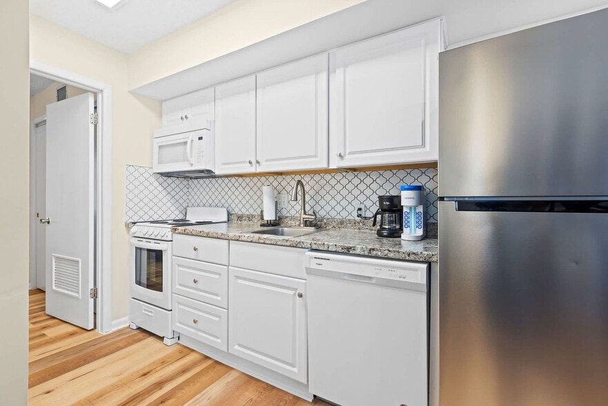 Building Photo - 875 Plymouth Pl