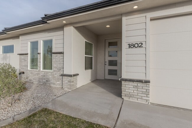 Building Photo - Beautiful Property in the Sage Canyon Neig...