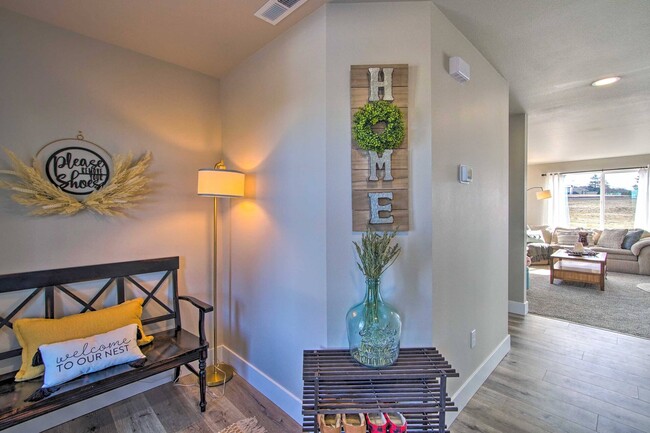 Building Photo - 900 Sunlight Dr