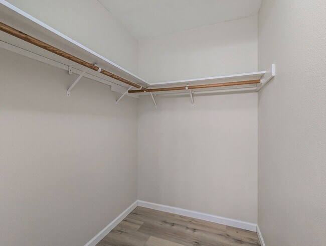 Building Photo - Move in Ready 3bd/2.5bth Townhome in great central location!