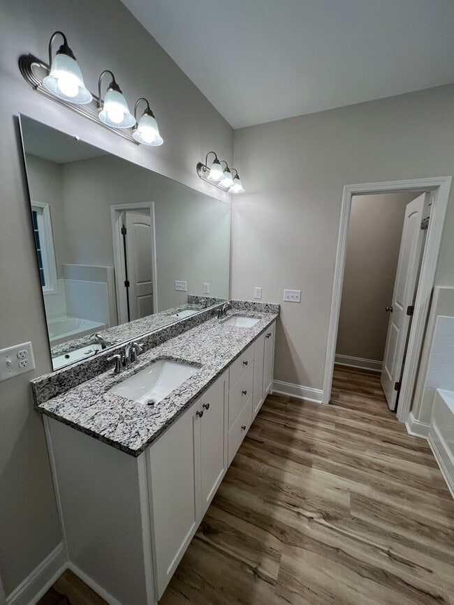 Building Photo - 3 Bed 2 Bath Home with Porches and Huge Ba...