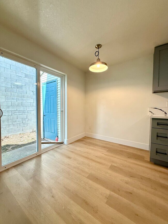Building Photo - 0148-01