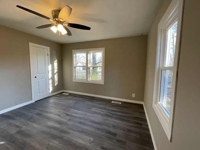 Building Photo - HUGE SHOP!  Updated 3 bedroom home in great location close to Mercy