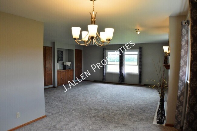 Building Photo - 2219 Sunset Ave