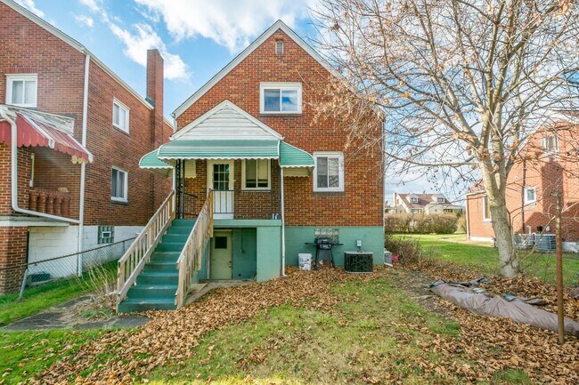 Building Photo - SCORE 50% OFF 1ST MONTH'S RENT IF SIGNED BY APRIL 3! Amazing 2 bedroom home in Clairton available...