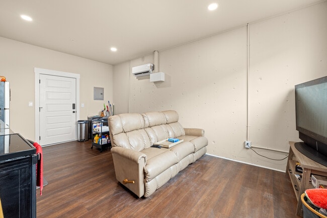 Building Photo - DT Cornelia Loft 3